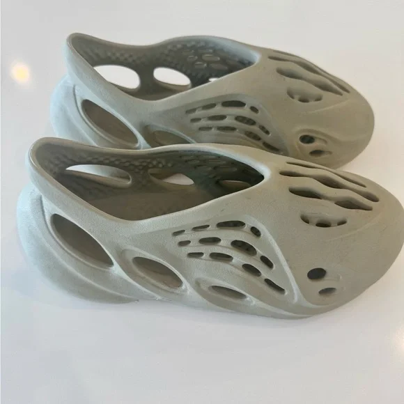 Men’s Adidas Yeezy Foam Runners in Stone - Picture 2 of 4